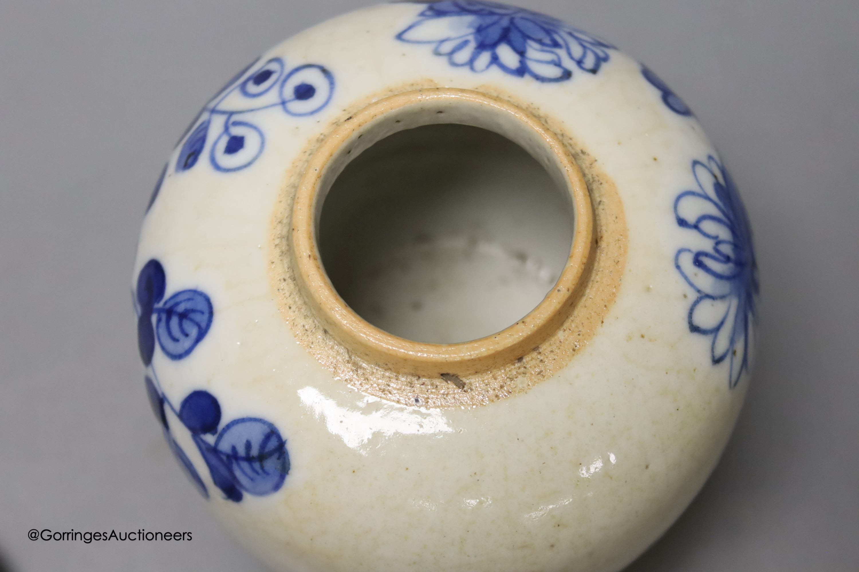 A Chinese blue and white crackle glaze jar and cover, early 20th century, height 12cm (excluding cover)